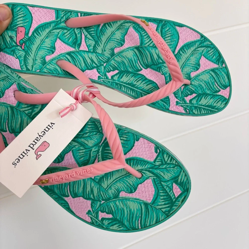 NEW Vineyard Vines Tropical Pink and Green Hibiscu Leaf Printed Flip Flop Size 9